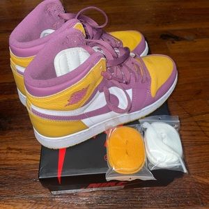 Jordan 1s mid Brotherhood grade school size 7y in great condition